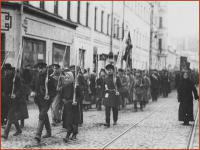 Marching revolutionary workers in Petrograd 1917